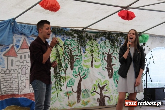 Zdjęcie w galerii na portalu naszraciborz.pl: Irrealis i Miraż gośćmi wieczoru na festynie szkolnym wiadomości z regionu