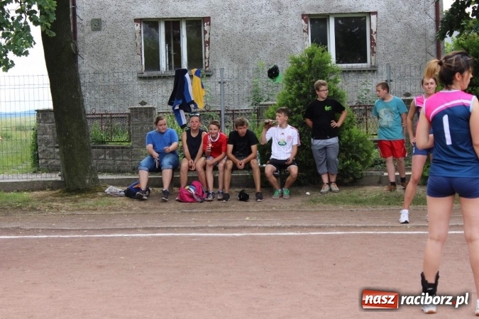 Zdjęcie w galerii na portalu naszraciborz.pl: Irrealis i Miraż gośćmi wieczoru na festynie szkolnym wiadomości z regionu