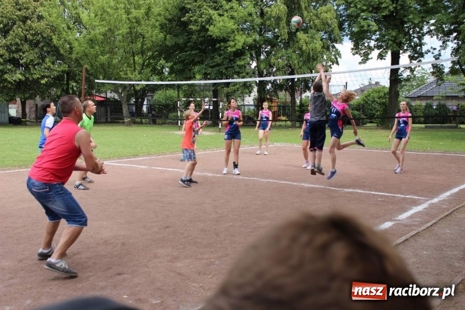 Zdjęcie w galerii na portalu naszraciborz.pl: Irrealis i Miraż gośćmi wieczoru na festynie szkolnym wiadomości z regionu