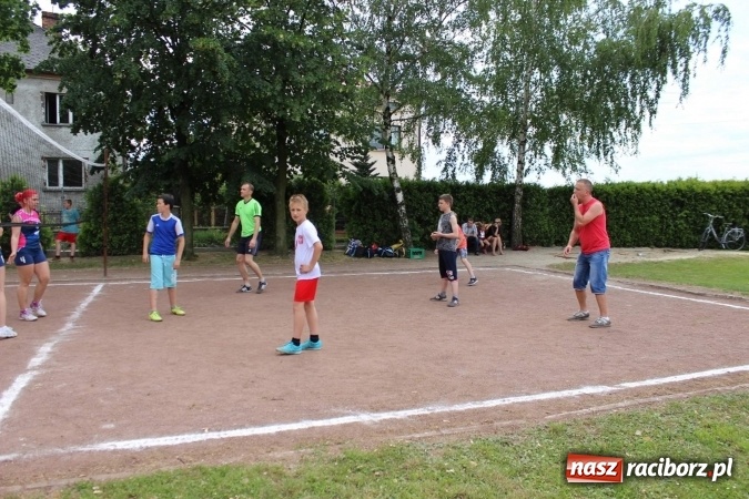 Zdjęcie w galerii na portalu naszraciborz.pl: Irrealis i Miraż gośćmi wieczoru na festynie szkolnym wiadomości z regionu