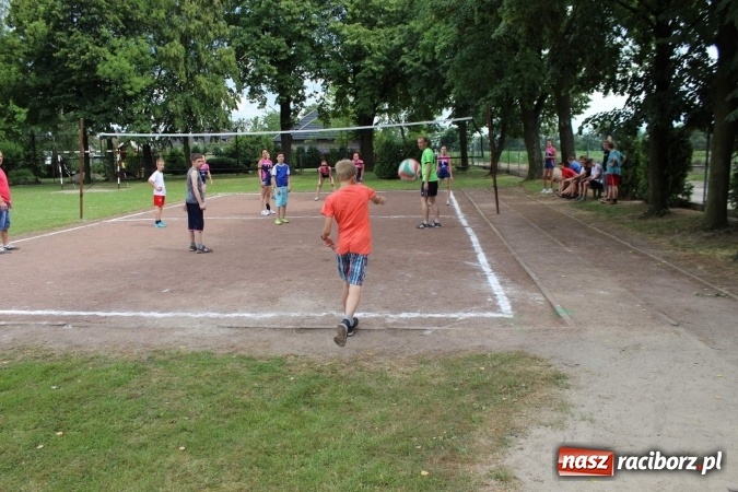Zdjęcie w galerii na portalu naszraciborz.pl: Irrealis i Miraż gośćmi wieczoru na festynie szkolnym wiadomości z regionu
