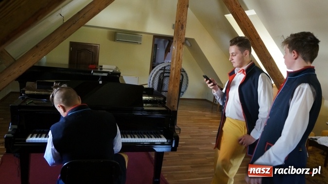 Zdjęcie w galerii na portalu naszraciborz.pl: Karlusy z Gimnazjum nr 1 na drugim miejscu XXIII Regionalnego Przeglądu Pieśni Śląskie Śpiewanie wiadomości z regionu