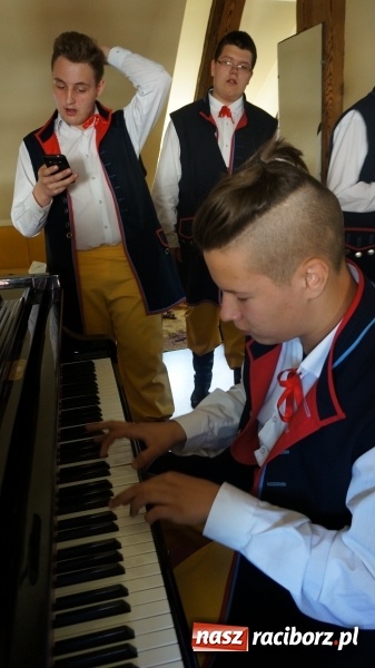 Zdjęcie w galerii na portalu naszraciborz.pl: Karlusy z Gimnazjum nr 1 na drugim miejscu XXIII Regionalnego Przeglądu Pieśni Śląskie Śpiewanie wiadomości z regionu