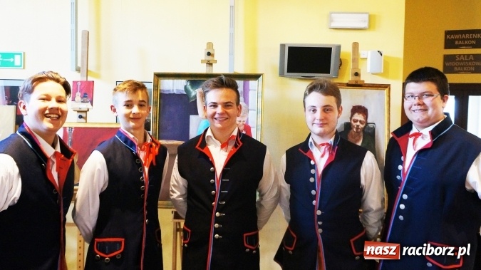 Zdjęcie w galerii na portalu naszraciborz.pl: Karlusy z Gimnazjum nr 1 na drugim miejscu XXIII Regionalnego Przeglądu Pieśni Śląskie Śpiewanie wiadomości z regionu