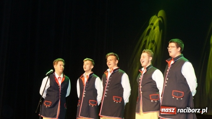 Zdjęcie w galerii na portalu naszraciborz.pl: Karlusy z Gimnazjum nr 1 na drugim miejscu XXIII Regionalnego Przeglądu Pieśni Śląskie Śpiewanie wiadomości z regionu