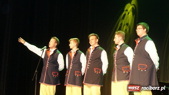Zdjęcie w galerii na portalu naszraciborz.pl: Karlusy z Gimnazjum nr 1 na drugim miejscu XXIII Regionalnego Przeglądu Pieśni Śląskie Śpiewanie wiadomości z regionu