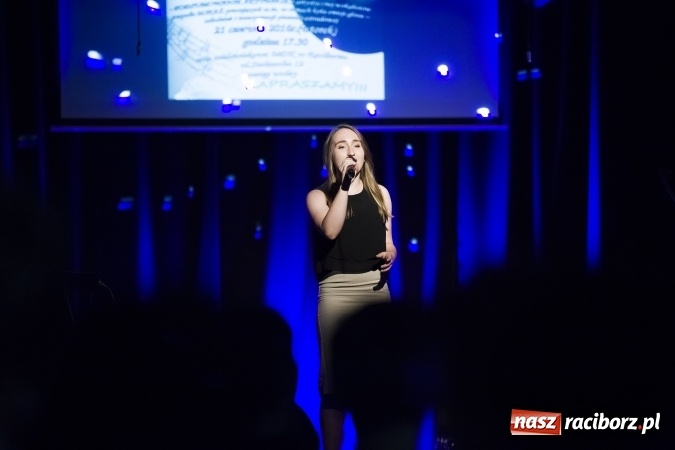 Zdjęcie w galerii na portalu naszraciborz.pl: Dzień Matki i Ojca z Mirażem w MDK wiadomości z regionu