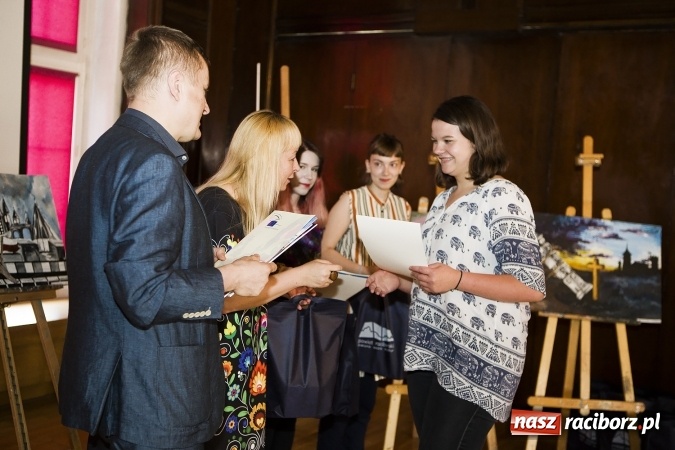 Zdjęcie w galerii na portalu naszraciborz.pl: Rozstrzygnięcie Konkursu Plastycznego 1050 lat Chrztu Polski wiadomości z regionu