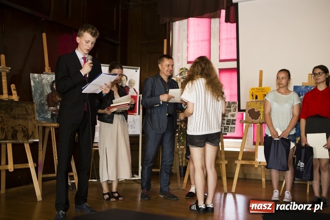 Zdjęcie w galerii na portalu naszraciborz.pl: Rozstrzygnięcie Konkursu Plastycznego 1050 lat Chrztu Polski wiadomości z regionu