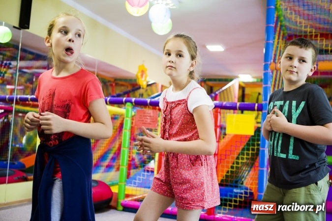 Zdjęcie w galerii na portalu naszraciborz.pl: Klasa na Medal SP 1 bawiła się w Crazy Clubie wiadomości z regionu