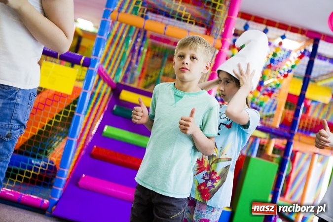 Zdjęcie w galerii na portalu naszraciborz.pl: Klasa na Medal SP 1 bawiła się w Crazy Clubie wiadomości z regionu