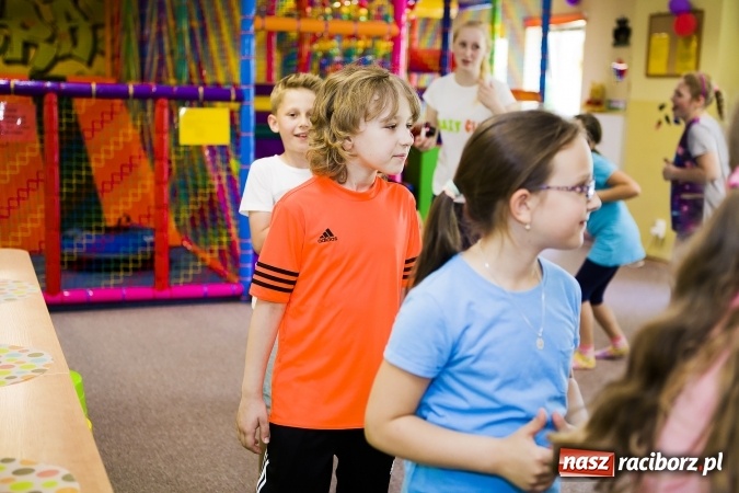Zdjęcie w galerii na portalu naszraciborz.pl: Klasa na Medal SP 1 bawiła się w Crazy Clubie wiadomości z regionu