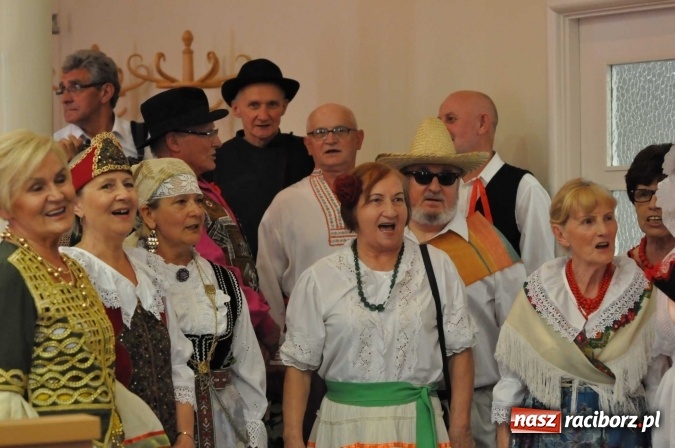 Zdjęcie w galerii na portalu naszraciborz.pl: Rozśpiewana sesja Rady Miasta. Aleksandra Orłowska z medalem i tytułem Zasłużonej dla Miasta Raciborza wiadomości z regionu