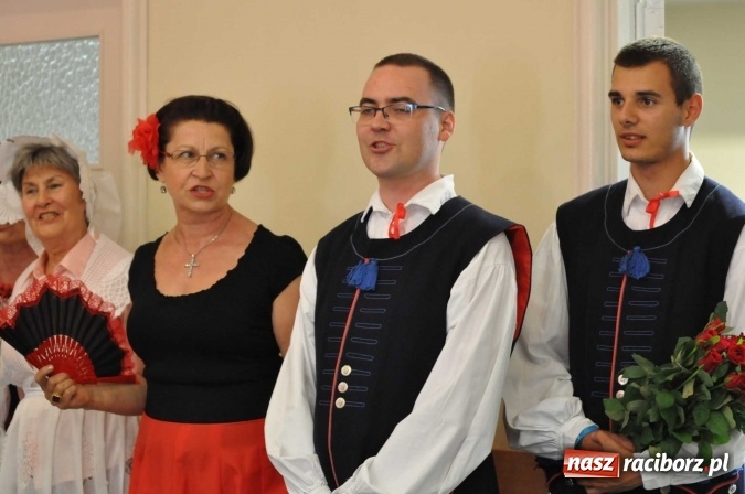 Zdjęcie w galerii na portalu naszraciborz.pl: Rozśpiewana sesja Rady Miasta. Aleksandra Orłowska z medalem i tytułem Zasłużonej dla Miasta Raciborza wiadomości z regionu