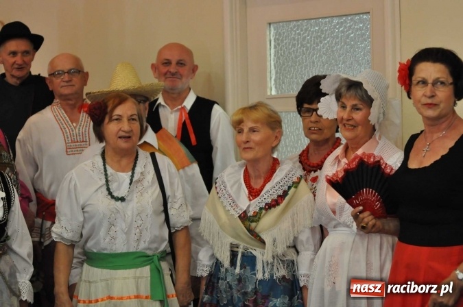 Zdjęcie w galerii na portalu naszraciborz.pl: Rozśpiewana sesja Rady Miasta. Aleksandra Orłowska z medalem i tytułem Zasłużonej dla Miasta Raciborza wiadomości z regionu