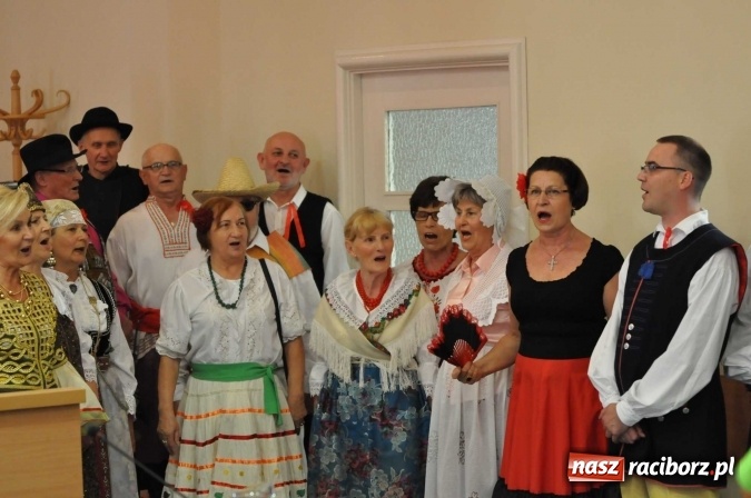 Zdjęcie w galerii na portalu naszraciborz.pl: Rozśpiewana sesja Rady Miasta. Aleksandra Orłowska z medalem i tytułem Zasłużonej dla Miasta Raciborza wiadomości z regionu