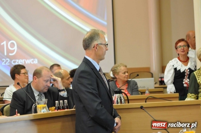 Zdjęcie w galerii na portalu naszraciborz.pl: Rozśpiewana sesja Rady Miasta. Aleksandra Orłowska z medalem i tytułem Zasłużonej dla Miasta Raciborza wiadomości z regionu