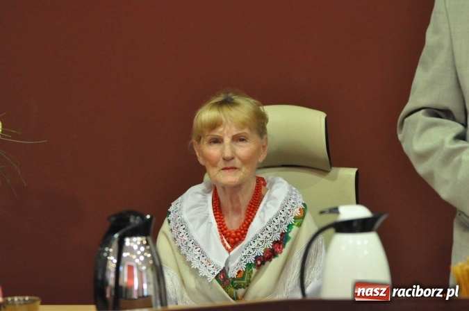 Zdjęcie w galerii na portalu naszraciborz.pl: Rozśpiewana sesja Rady Miasta. Aleksandra Orłowska z medalem i tytułem Zasłużonej dla Miasta Raciborza wiadomości z regionu