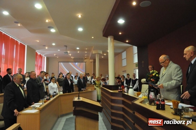 Zdjęcie w galerii na portalu naszraciborz.pl: Rozśpiewana sesja Rady Miasta. Aleksandra Orłowska z medalem i tytułem Zasłużonej dla Miasta Raciborza wiadomości z regionu