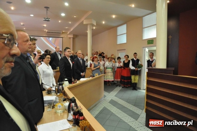 Zdjęcie w galerii na portalu naszraciborz.pl: Rozśpiewana sesja Rady Miasta. Aleksandra Orłowska z medalem i tytułem Zasłużonej dla Miasta Raciborza wiadomości z regionu