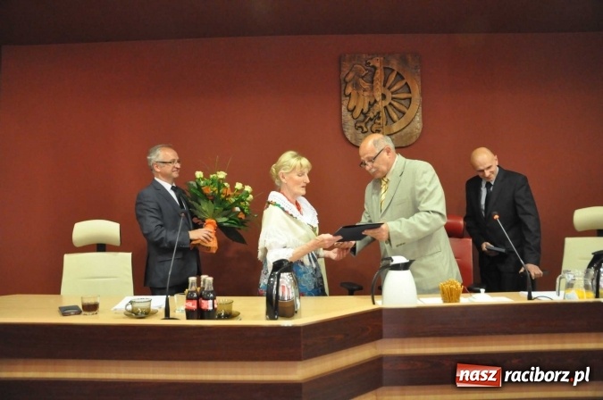 Zdjęcie w galerii na portalu naszraciborz.pl: Rozśpiewana sesja Rady Miasta. Aleksandra Orłowska z medalem i tytułem Zasłużonej dla Miasta Raciborza wiadomości z regionu