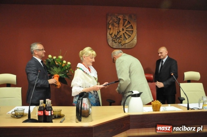 Zdjęcie w galerii na portalu naszraciborz.pl: Rozśpiewana sesja Rady Miasta. Aleksandra Orłowska z medalem i tytułem Zasłużonej dla Miasta Raciborza wiadomości z regionu
