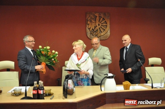 Zdjęcie w galerii na portalu naszraciborz.pl: Rozśpiewana sesja Rady Miasta. Aleksandra Orłowska z medalem i tytułem Zasłużonej dla Miasta Raciborza wiadomości z regionu