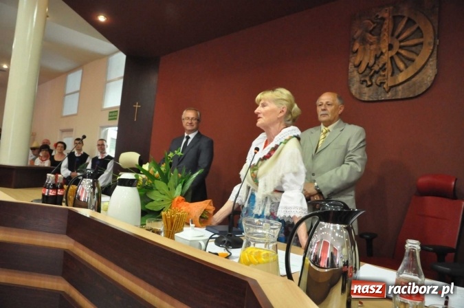 Zdjęcie w galerii na portalu naszraciborz.pl: Rozśpiewana sesja Rady Miasta. Aleksandra Orłowska z medalem i tytułem Zasłużonej dla Miasta Raciborza wiadomości z regionu