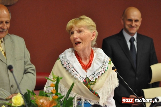 Zdjęcie w galerii na portalu naszraciborz.pl: Rozśpiewana sesja Rady Miasta. Aleksandra Orłowska z medalem i tytułem Zasłużonej dla Miasta Raciborza wiadomości z regionu