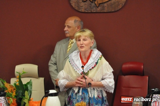 Zdjęcie w galerii na portalu naszraciborz.pl: Rozśpiewana sesja Rady Miasta. Aleksandra Orłowska z medalem i tytułem Zasłużonej dla Miasta Raciborza wiadomości z regionu