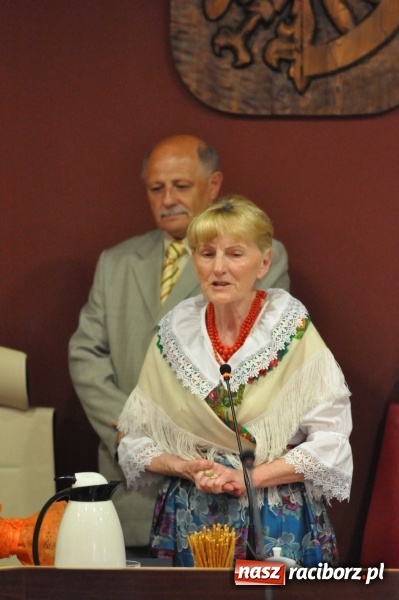 Zdjęcie w galerii na portalu naszraciborz.pl: Rozśpiewana sesja Rady Miasta. Aleksandra Orłowska z medalem i tytułem Zasłużonej dla Miasta Raciborza wiadomości z regionu