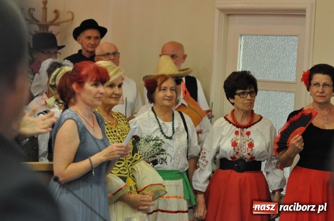 Zdjęcie w galerii na portalu naszraciborz.pl: Rozśpiewana sesja Rady Miasta. Aleksandra Orłowska z medalem i tytułem Zasłużonej dla Miasta Raciborza wiadomości z regionu