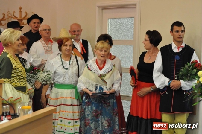 Zdjęcie w galerii na portalu naszraciborz.pl: Rozśpiewana sesja Rady Miasta. Aleksandra Orłowska z medalem i tytułem Zasłużonej dla Miasta Raciborza wiadomości z regionu