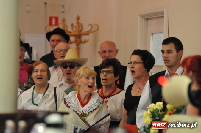 Zdjęcie w galerii na portalu naszraciborz.pl: Rozśpiewana sesja Rady Miasta. Aleksandra Orłowska z medalem i tytułem Zasłużonej dla Miasta Raciborza wiadomości z regionu