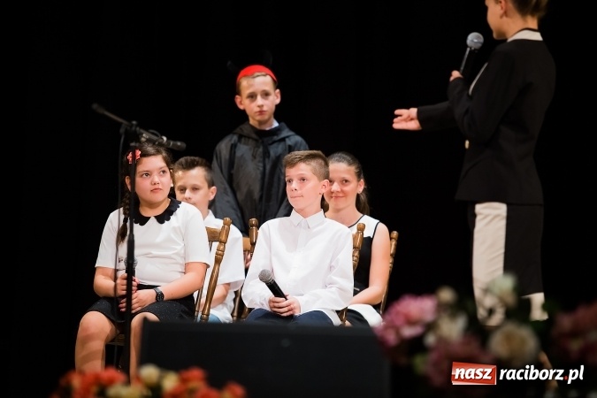 Zdjęcie w galerii na portalu naszraciborz.pl: Gala Laureatów Szkoły Podstawowej nr 18 im. Książąt Raciborskich. Wręczono Orły i Superorły Osiemnastki wiadomości z regionu