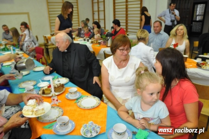 Zdjęcie w galerii na portalu naszraciborz.pl: Święto patrona w Katolickiej Niepublicznej Szkole Podstawowej im. bł. Jana Pawła II w Raciborzu-Sudole wiadomości z regionu