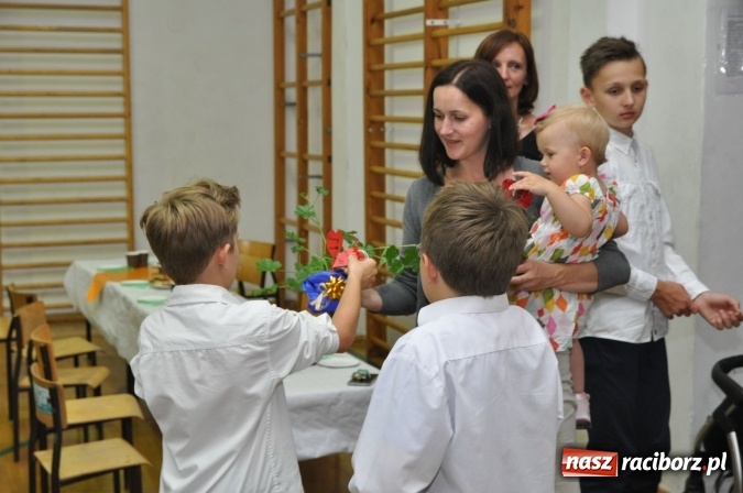 Zdjęcie w galerii na portalu naszraciborz.pl: Święto patrona w Katolickiej Niepublicznej Szkole Podstawowej im. bł. Jana Pawła II w Raciborzu-Sudole wiadomości z regionu