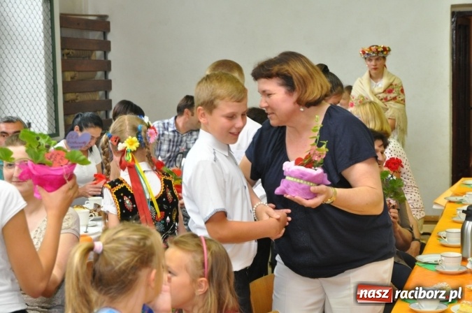 Zdjęcie w galerii na portalu naszraciborz.pl: Święto patrona w Katolickiej Niepublicznej Szkole Podstawowej im. bł. Jana Pawła II w Raciborzu-Sudole wiadomości z regionu