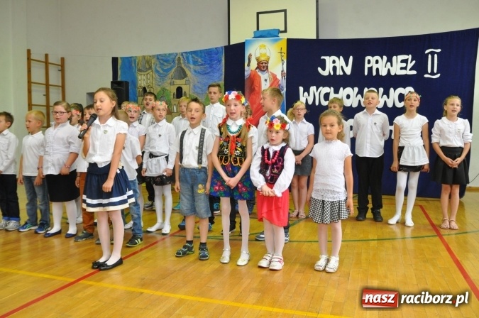 Zdjęcie w galerii na portalu naszraciborz.pl: Święto patrona w Katolickiej Niepublicznej Szkole Podstawowej im. bł. Jana Pawła II w Raciborzu-Sudole wiadomości z regionu