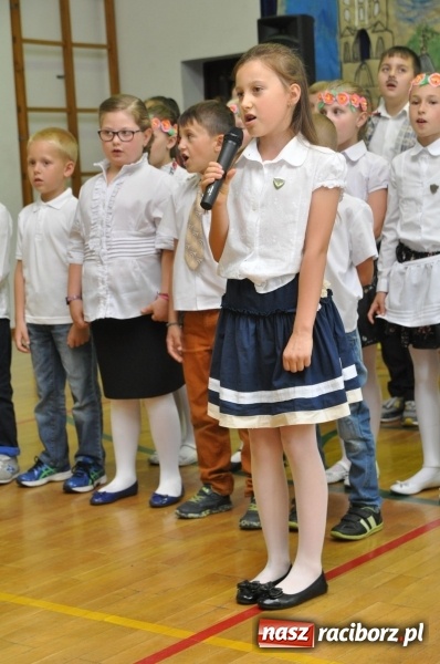 Zdjęcie w galerii na portalu naszraciborz.pl: Święto patrona w Katolickiej Niepublicznej Szkole Podstawowej im. bł. Jana Pawła II w Raciborzu-Sudole wiadomości z regionu
