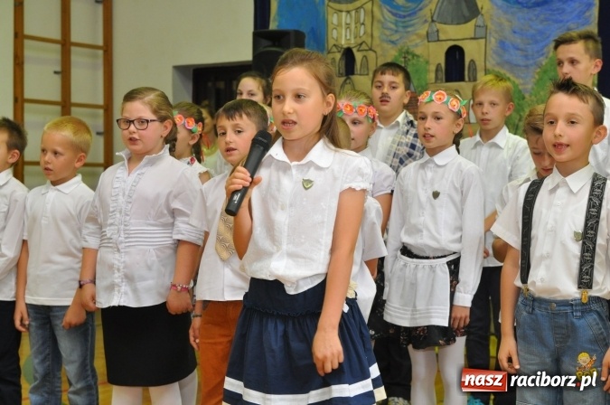 Zdjęcie w galerii na portalu naszraciborz.pl: Święto patrona w Katolickiej Niepublicznej Szkole Podstawowej im. bł. Jana Pawła II w Raciborzu-Sudole wiadomości z regionu