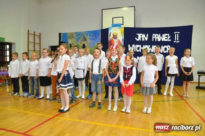 Zdjęcie w galerii na portalu naszraciborz.pl: Święto patrona w Katolickiej Niepublicznej Szkole Podstawowej im. bł. Jana Pawła II w Raciborzu-Sudole wiadomości z regionu