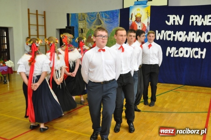 Zdjęcie w galerii na portalu naszraciborz.pl: Święto patrona w Katolickiej Niepublicznej Szkole Podstawowej im. bł. Jana Pawła II w Raciborzu-Sudole wiadomości z regionu