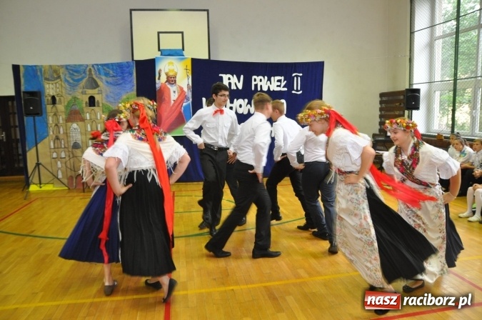 Zdjęcie w galerii na portalu naszraciborz.pl: Święto patrona w Katolickiej Niepublicznej Szkole Podstawowej im. bł. Jana Pawła II w Raciborzu-Sudole wiadomości z regionu