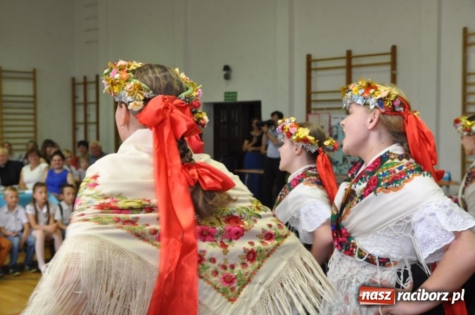 Zdjęcie w galerii na portalu naszraciborz.pl: Święto patrona w Katolickiej Niepublicznej Szkole Podstawowej im. bł. Jana Pawła II w Raciborzu-Sudole wiadomości z regionu