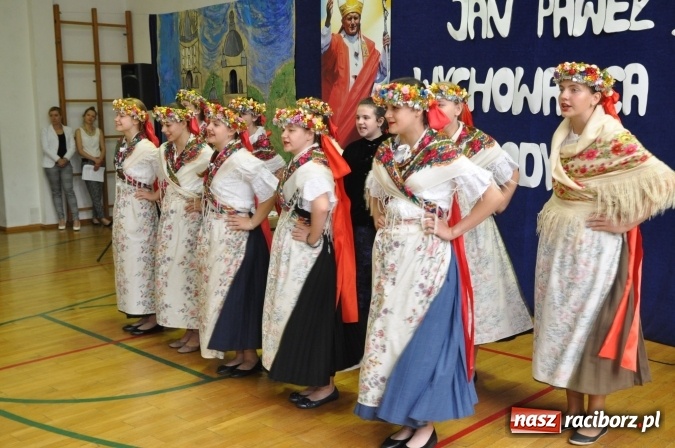 Zdjęcie w galerii na portalu naszraciborz.pl: Święto patrona w Katolickiej Niepublicznej Szkole Podstawowej im. bł. Jana Pawła II w Raciborzu-Sudole wiadomości z regionu