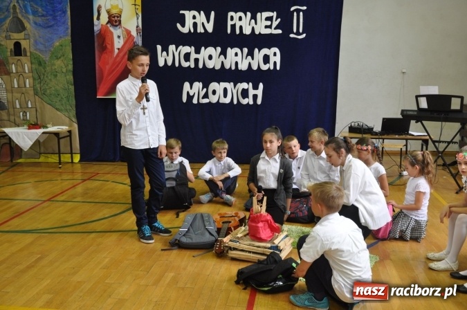 Zdjęcie w galerii na portalu naszraciborz.pl: Święto patrona w Katolickiej Niepublicznej Szkole Podstawowej im. bł. Jana Pawła II w Raciborzu-Sudole wiadomości z regionu