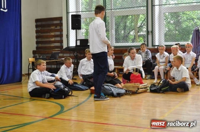 Zdjęcie w galerii na portalu naszraciborz.pl: Święto patrona w Katolickiej Niepublicznej Szkole Podstawowej im. bł. Jana Pawła II w Raciborzu-Sudole wiadomości z regionu