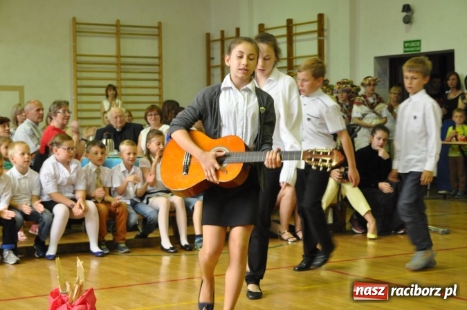 Zdjęcie w galerii na portalu naszraciborz.pl: Święto patrona w Katolickiej Niepublicznej Szkole Podstawowej im. bł. Jana Pawła II w Raciborzu-Sudole wiadomości z regionu