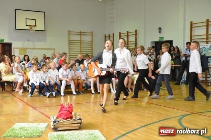 Zdjęcie w galerii na portalu naszraciborz.pl: Święto patrona w Katolickiej Niepublicznej Szkole Podstawowej im. bł. Jana Pawła II w Raciborzu-Sudole wiadomości z regionu